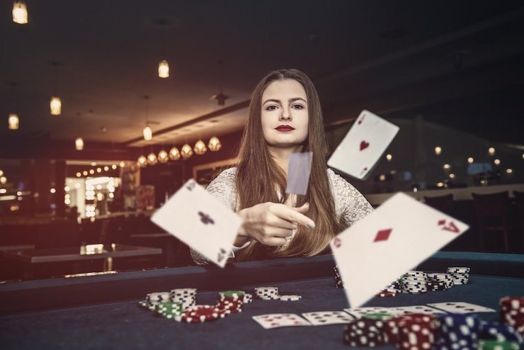 Pengguna membaca syarat bonus di perangkat ponsel